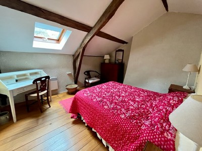 Upstairs bedroom (queen)